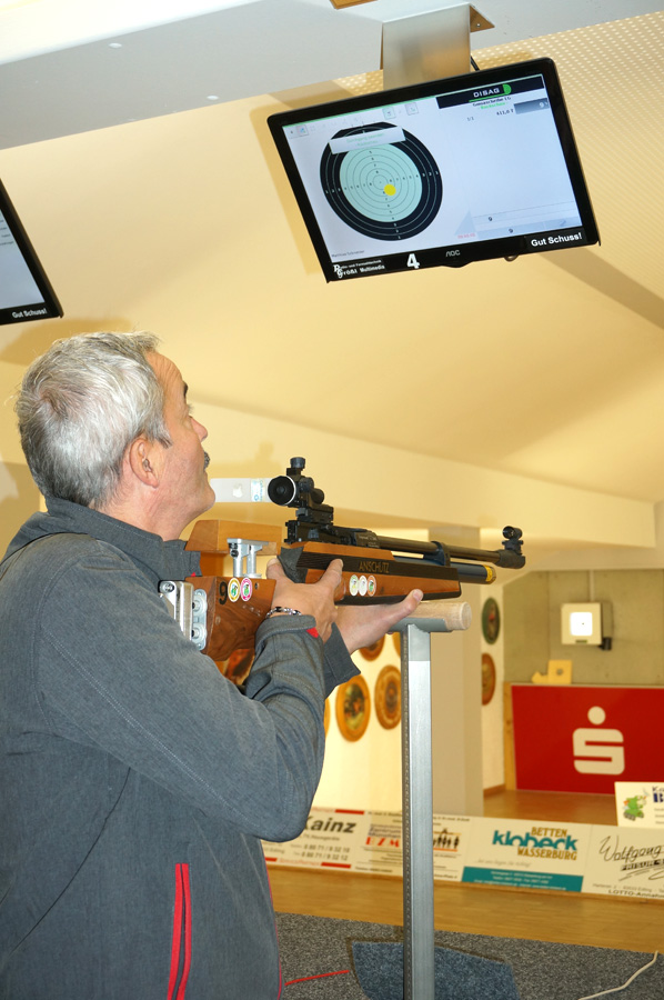 Bürgermeister Matthias Schnetzer beim Eröffnungsschuss